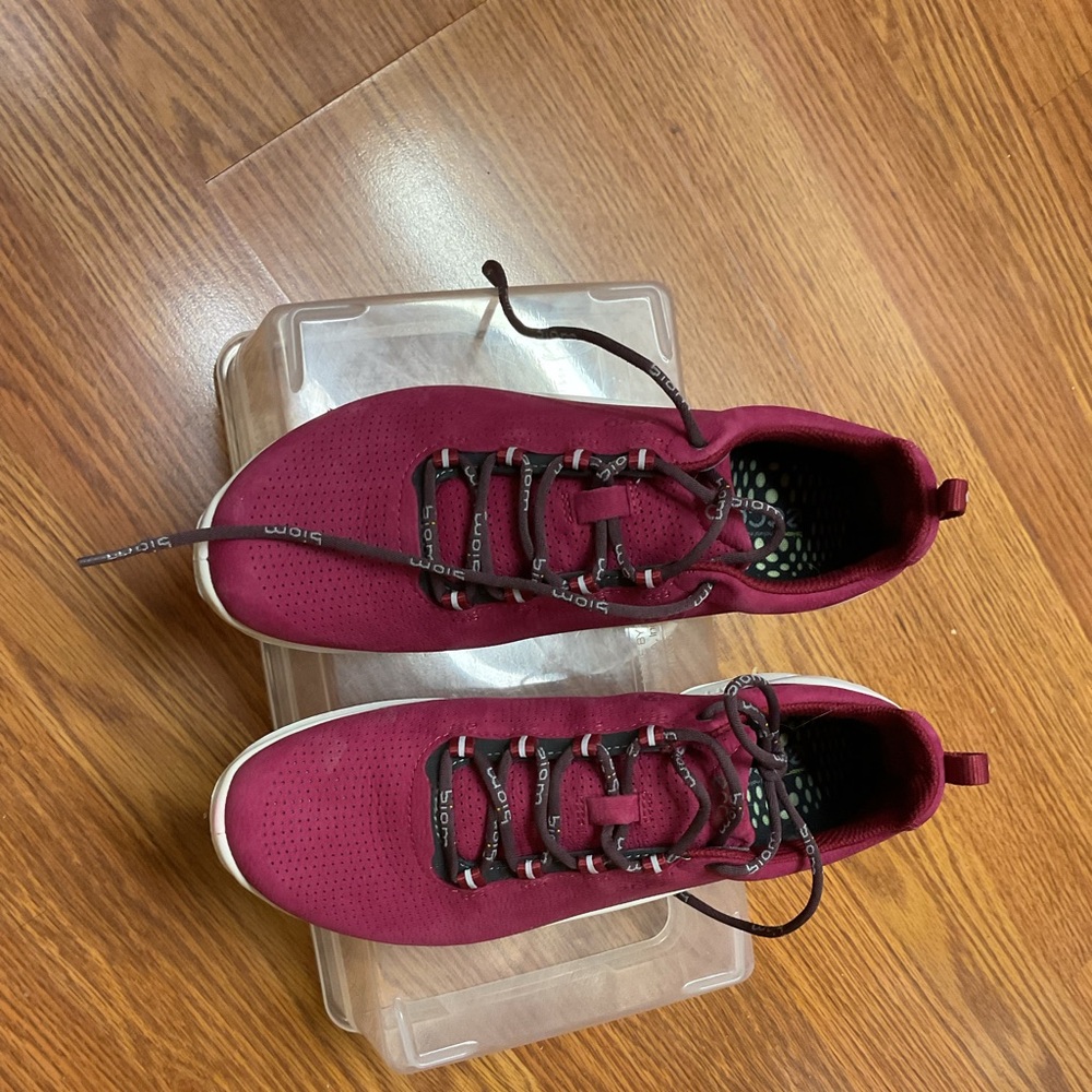 Ecco sneakers biom technology
Women size